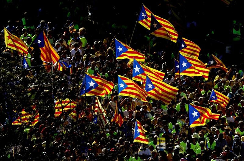Decenas de miles de catalanes portan banderas en la celebración de la Diada.