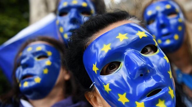 Jóvenes con caretas de la Unión Europea en una manifestación.
