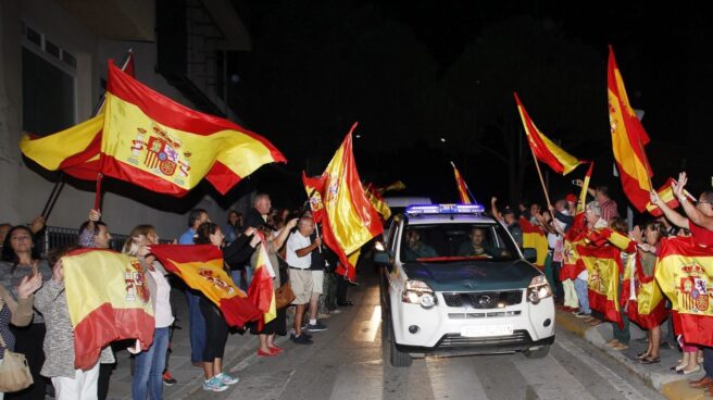 Decenas de personas despiden en Algeciras a los guardias civiles que van a Cataluña