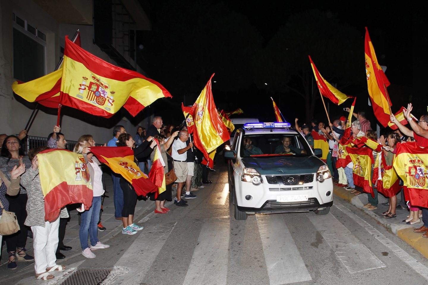 Referéndum 1-O: despedida a la Guardia Civil en Algeciras.