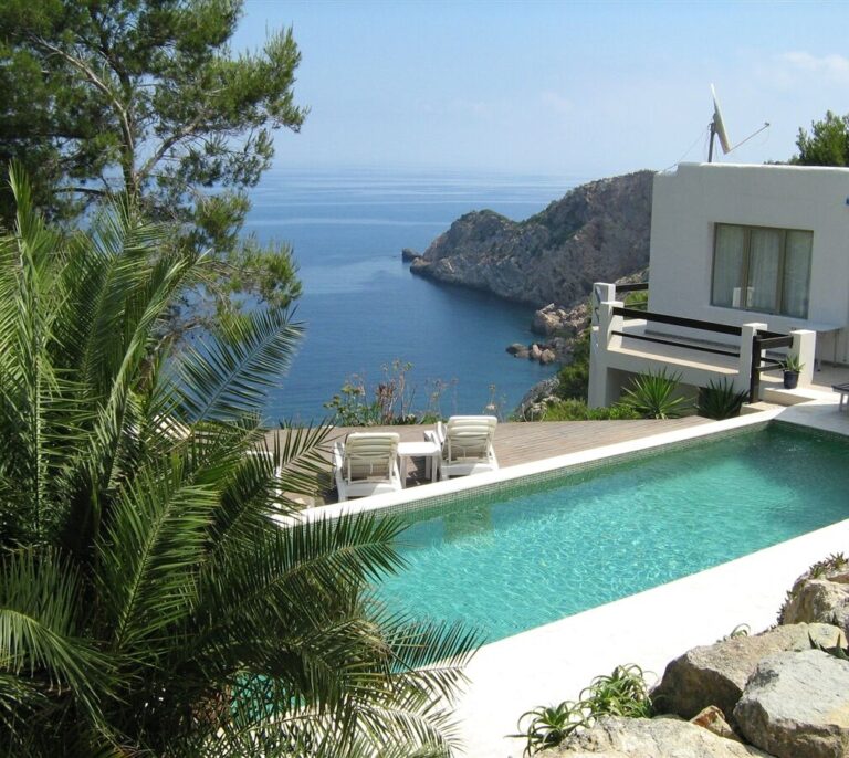 Mueren dos jóvenes de 22 y 26 años precipitados desde un hotel en Ibiza