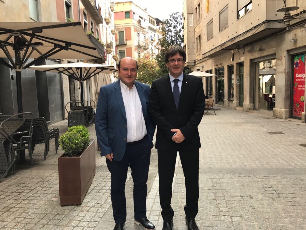 El presidente del PNV, Andoni Ortuzar, y el presidente, Carles Puigdemont, tras la reunión celebrada esta mañana en Girona.