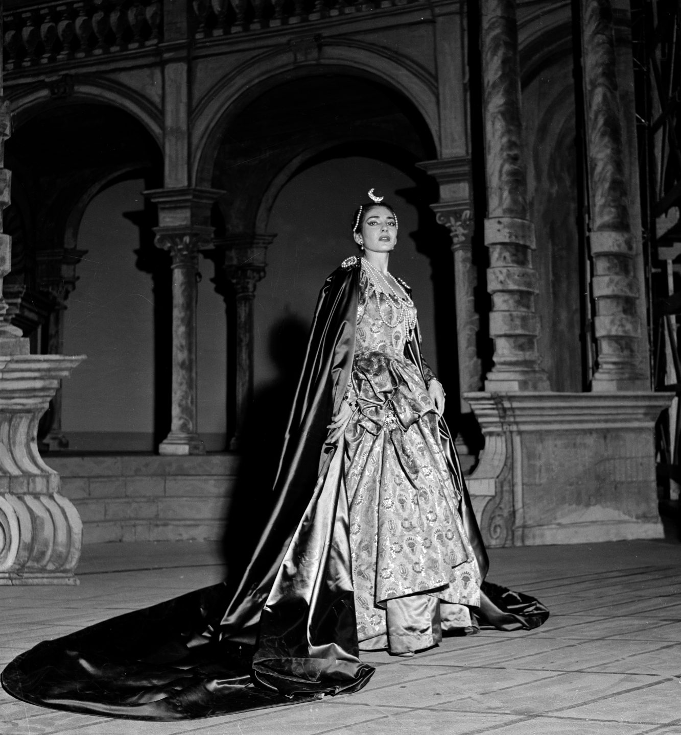 Maria Callas caracterizada como Ifigenia en el Teatro all Scala. Foto en blanco y negro.