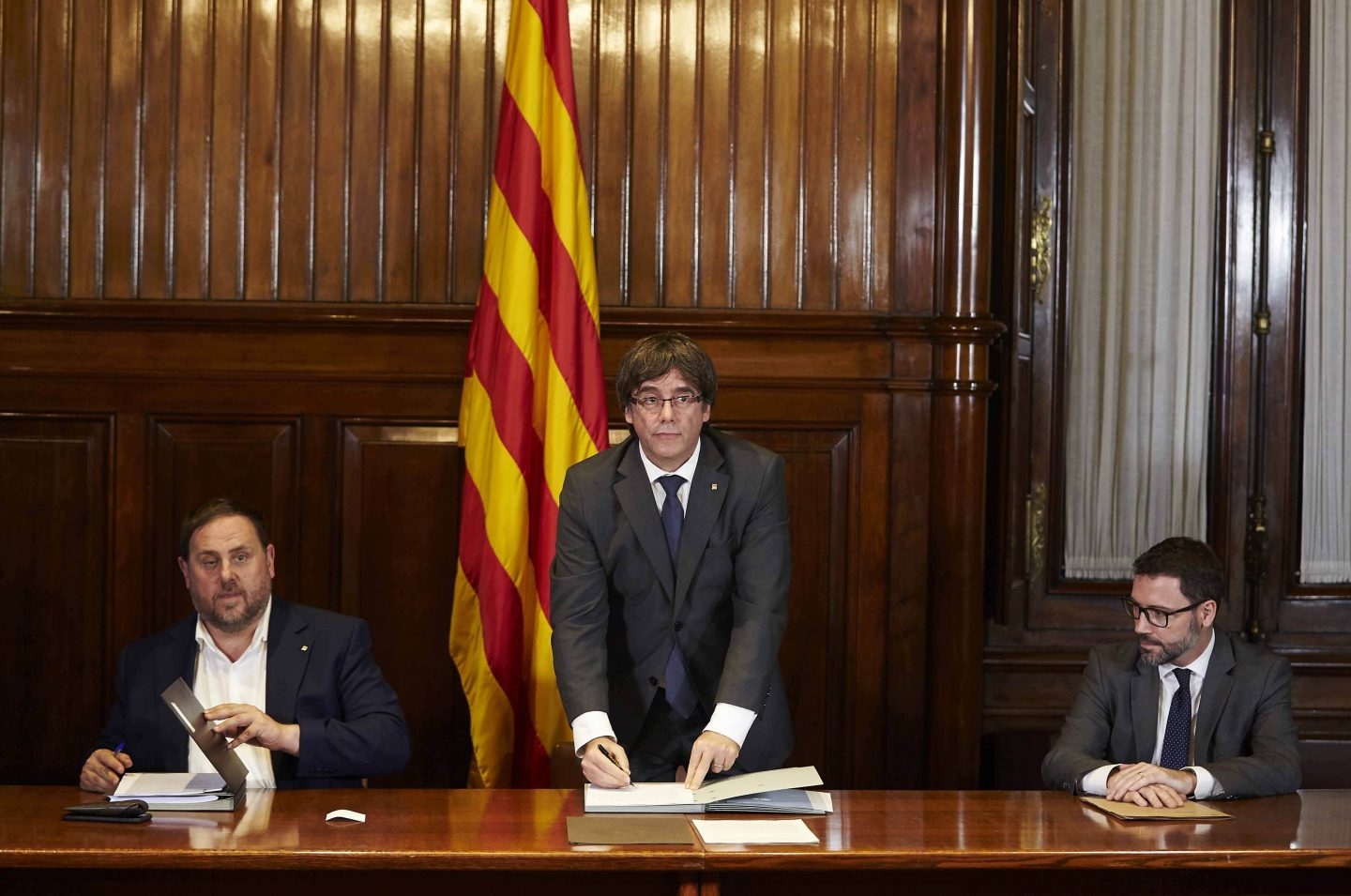 Junqueras y Puigdemont firman la Ley de Referéndum.