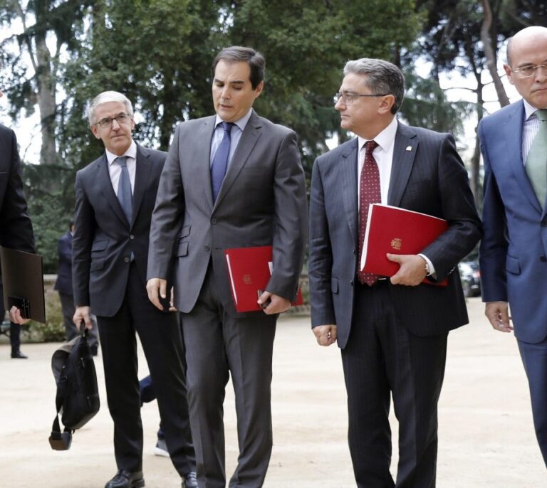 Choque de trenes en la Junta de Seguridad