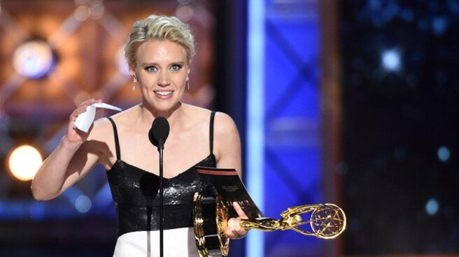 Kate McKinnon con su Emmy por Saturday Night Live. Kate McKinnon con su Emmy por Saturday Night Live.