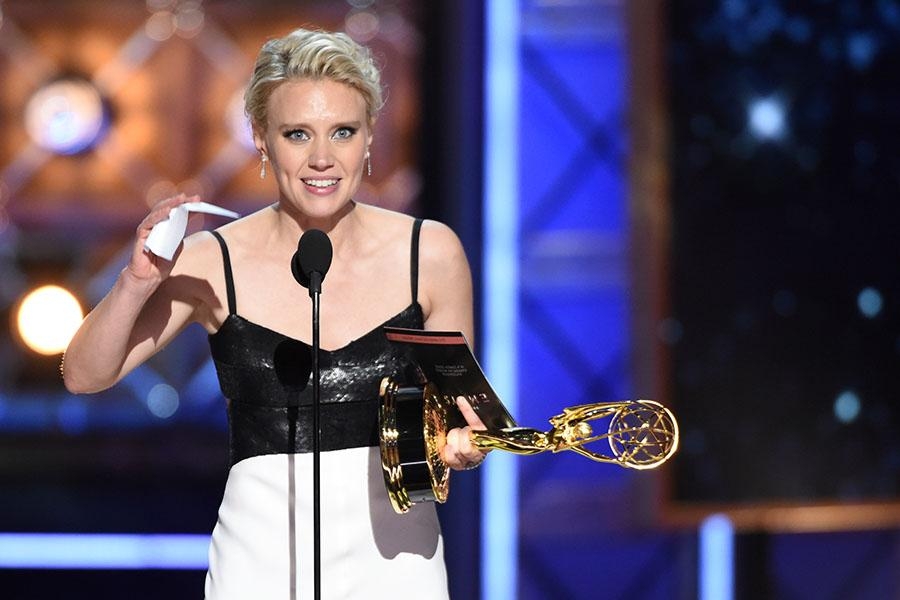 Kate McKinnon con su Emmy por Saturday Night Live.