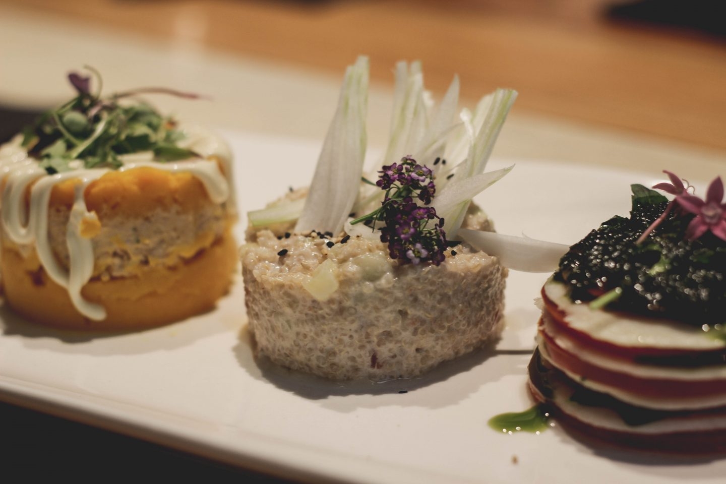 El trío de ensaladas de Lobby Market: caprese, griega y causa limeña rellena de pollo especiado.