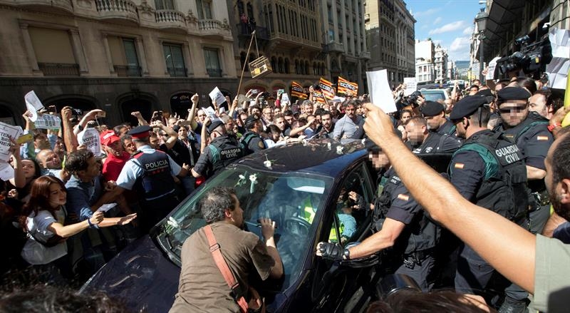 Altercados en la Vía Laietana cuando agentes de la Guardia Civil trataban de sacar cajas de de la Consejería de Exteriores.