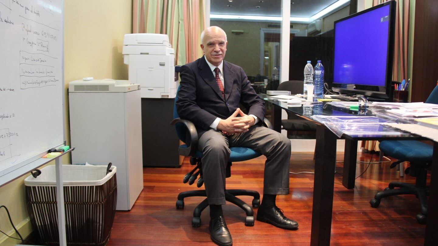 Eduardo Pascual, en su despacho de Barcelona antes de huir de la Justicia en el verano de 2015.