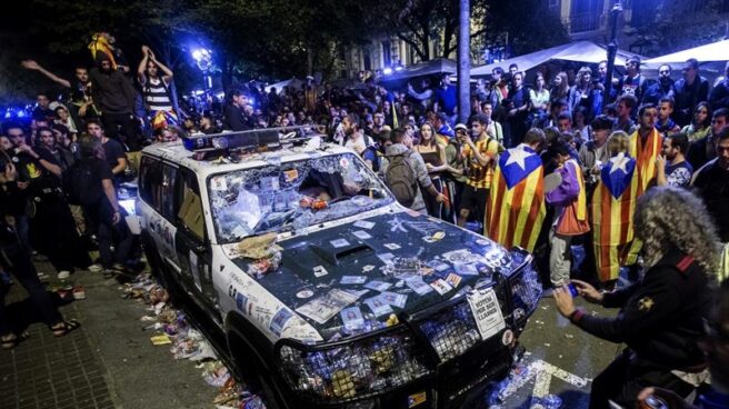 Vehículo de la Guardia Civil destrozado a las puertas de la Consejería de Economía y Hacienda de la Generalitat durante el registro.