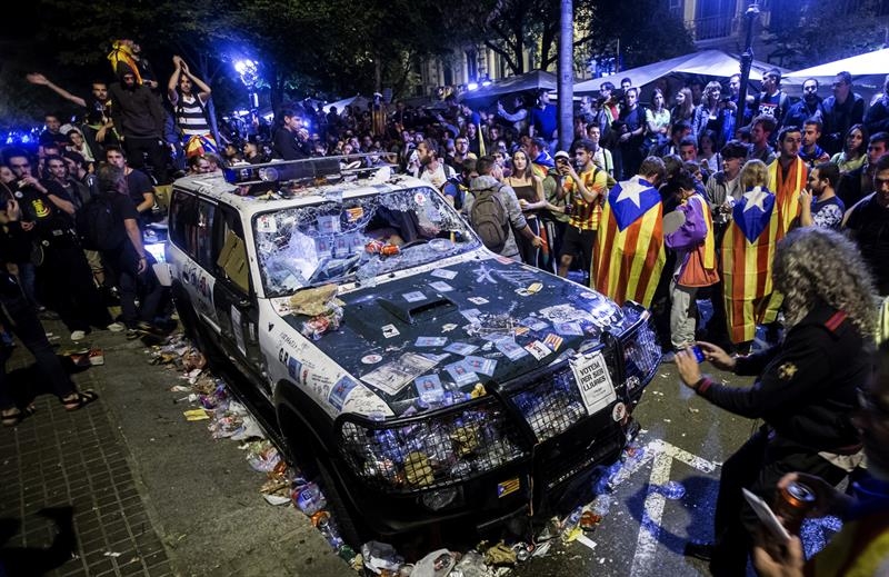 Vehículo de la Guardia Civil destrozado a las puertas de la Consejería de Economía y Hacienda de la Generalitat durante el registro.