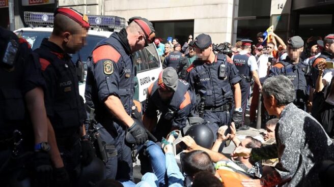 Protestas por los registros de la Guardia Civil por el 1-O en la Rambla Catalunya, donde se encuentra la Consejería de Economía.