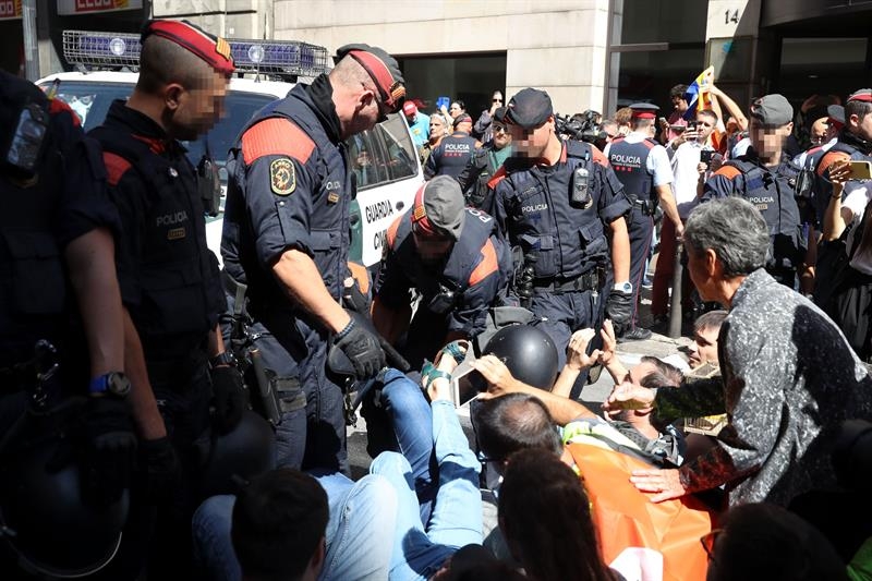 Protestas por los registros de la Guardia Civil por el 1-O en la Rambla Catalunya, donde se encuentra la Consejería de Economía.