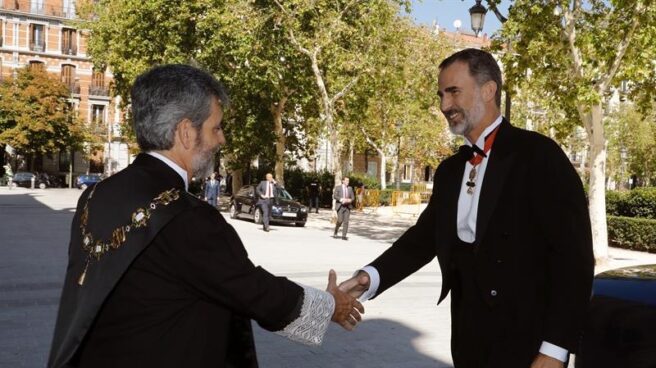 Carlos Lesmes saluda al Rey a su llegada este martes a la sede del Tribunal Supremo para presidir el acto de apertura del Año Judicial.