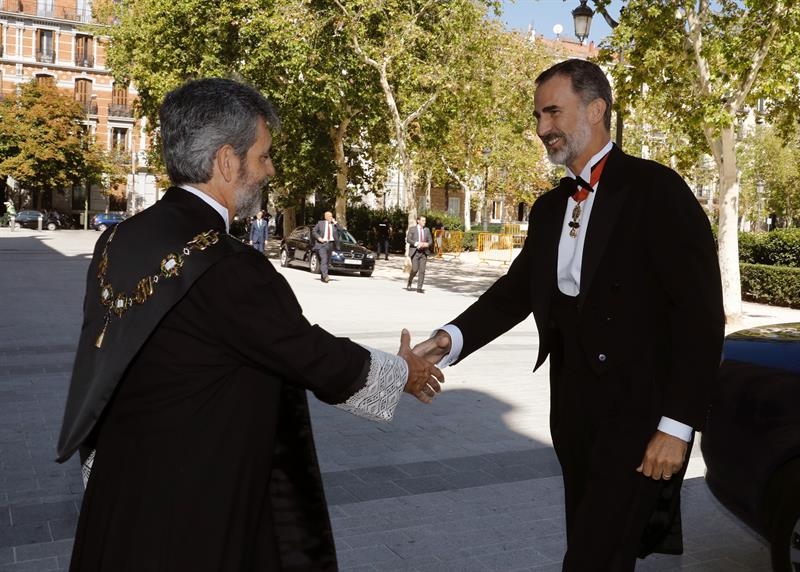 Carlos Lesmes saluda al Rey a su llegada este martes a la sede del Tribunal Supremo para presidir el acto de apertura del Año Judicial.