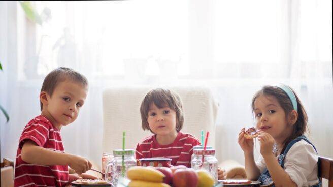 Los niños de hoy toman la mitad de bocadillos que sus padres.