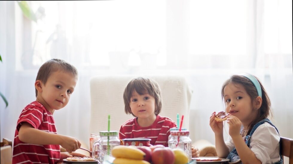 Los niños de hoy toman la mitad de bocadillos que sus padres.