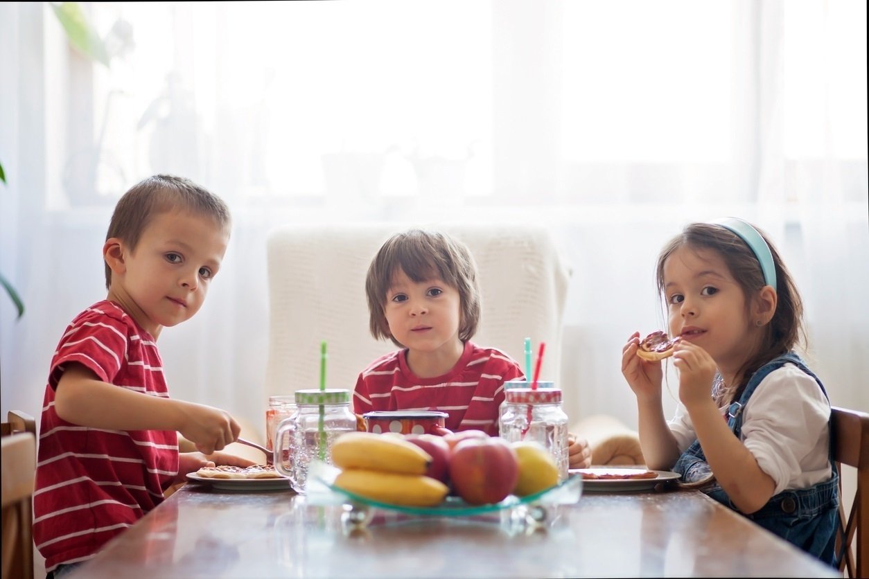 Los niños de hoy toman la mitad de bocadillos que sus padres.