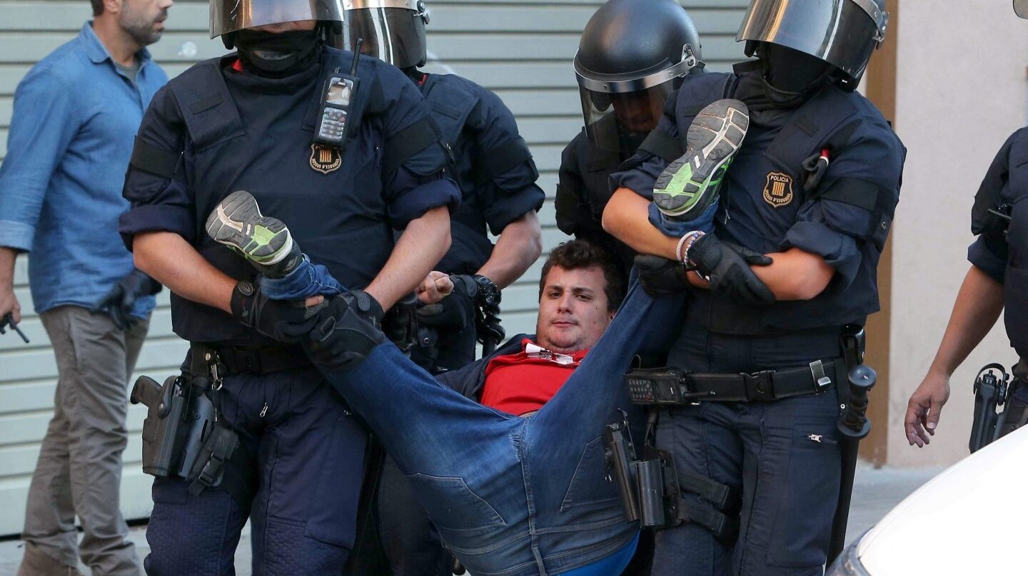 Referéndum 1-O: detenido un manifestante de la CUP en la sede de Terrasa de Unipost.