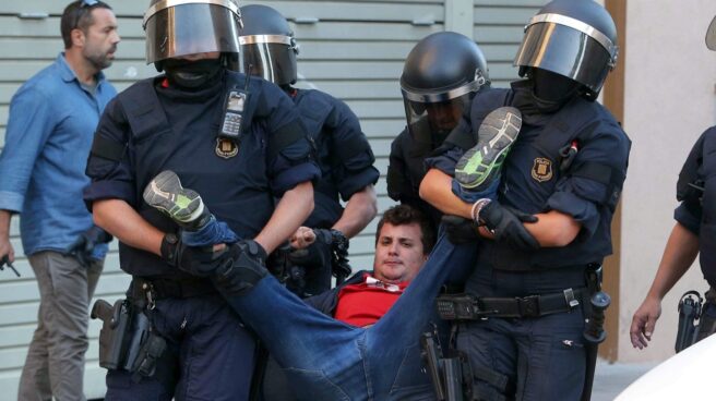 Referéndum 1-O: detenido un manifestante de la CUP en la sede de Terrasa de Unipost.