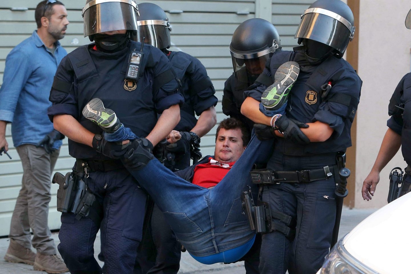 Referéndum 1-O: detenido un manifestante de la CUP en la sede de Terrasa de Unipost.