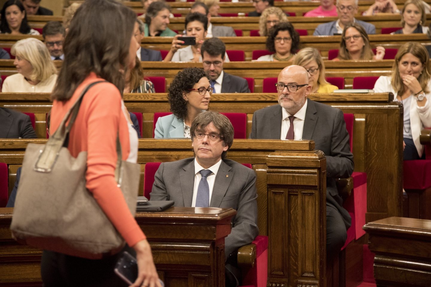 Referéndum 1-O: Arrimadas, delante de Puigdemont en el Parlament.