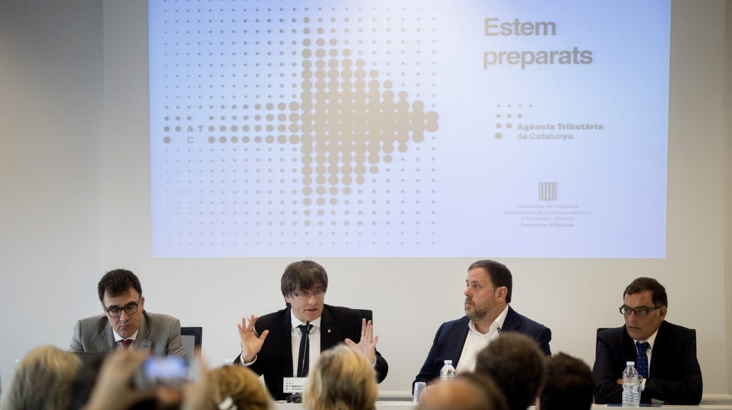 Puigdemont y Junqueras, en la Agencia Tributaria de Cataluña.