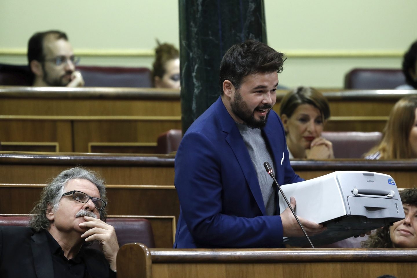 Referéndum 1-O: Gabriel Rufián enseña una impresora en el Congreso.