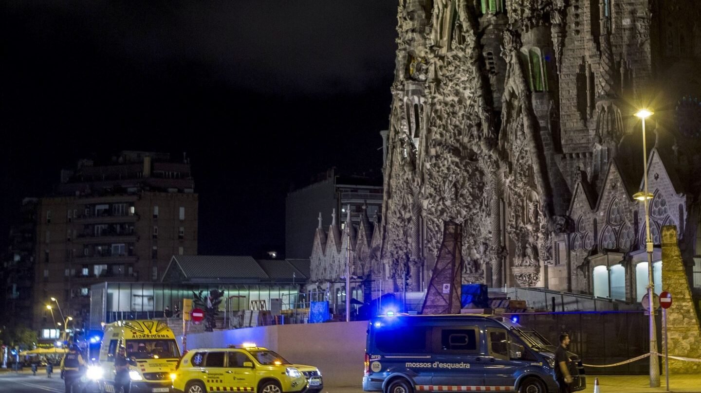 Operativo policial en la Sagrada Familia en la tarde-noche de este martes.