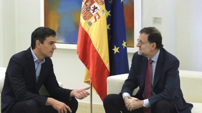Pedro Sanchez charla con Mariano Rajoy en la Moncloa.