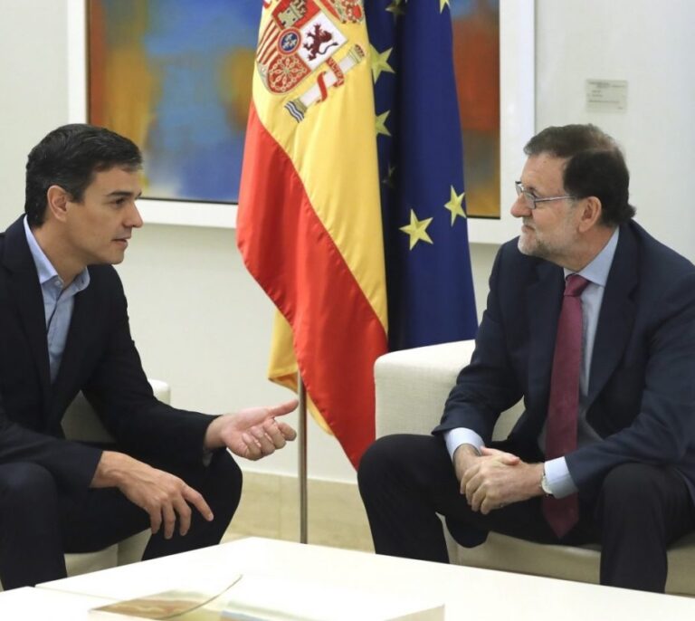 Rajoy acepta la propuesta de Sánchez para estudiar una revisión del modelo territorial