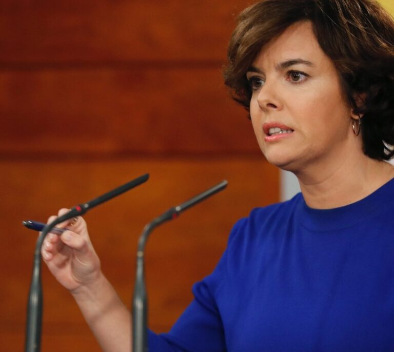 El PSOE pide la reprobación de Sáenz de Santamaría por las cargas policiales