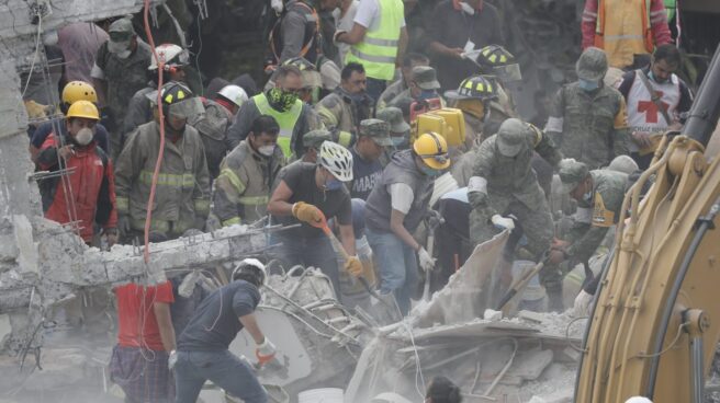 Labores de desescombro en México D. F. tras el terremoto. Labores de desescombro en México D. F. tras el terremoto.