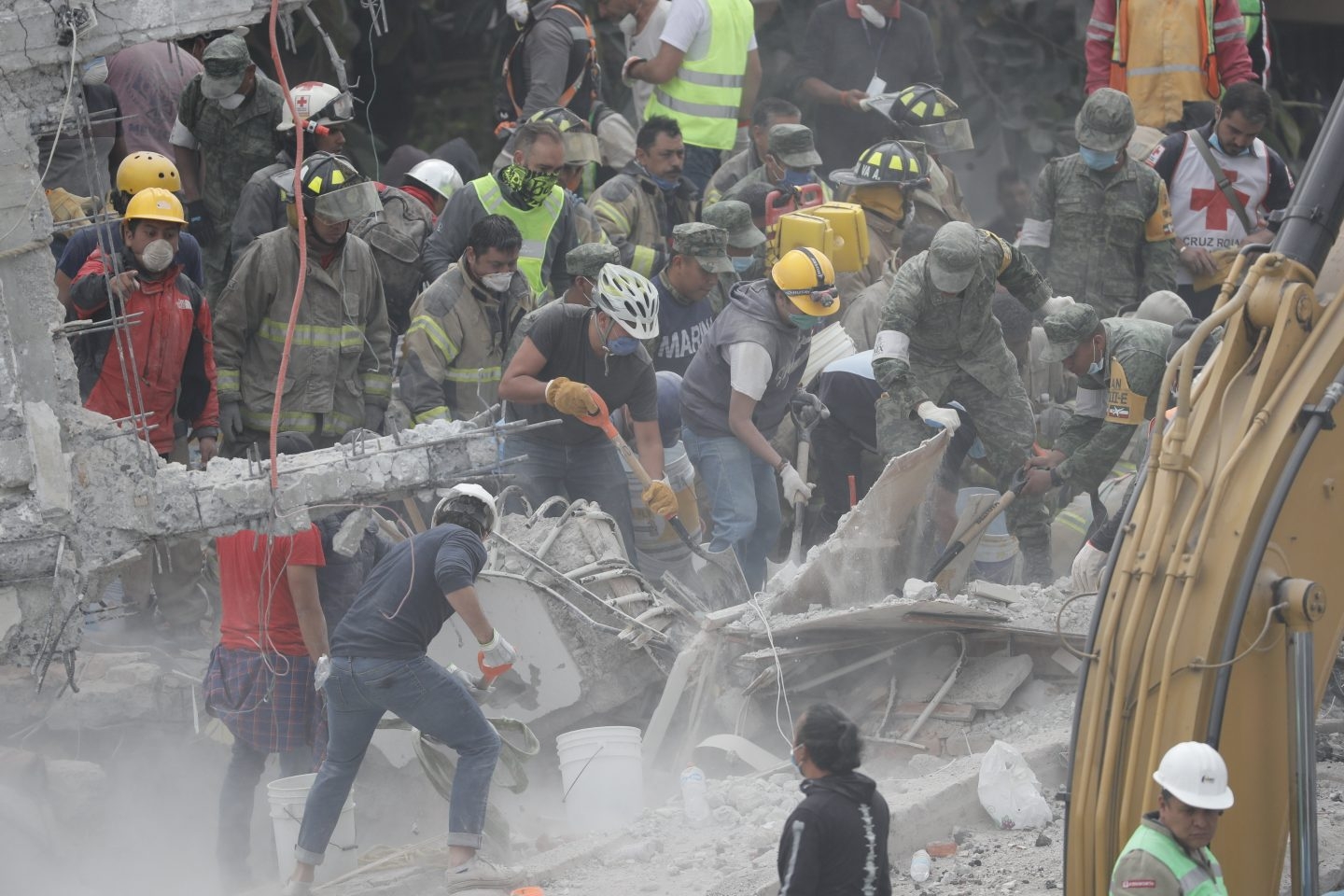 Labores de desescombro en México D. F. tras el terremoto.