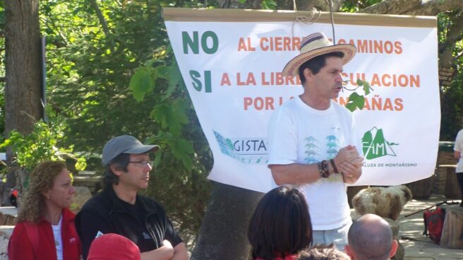 El activista medioambiental Juan Clavero, en una acción de protesta en defensa del uso público de las vías pecuarias.