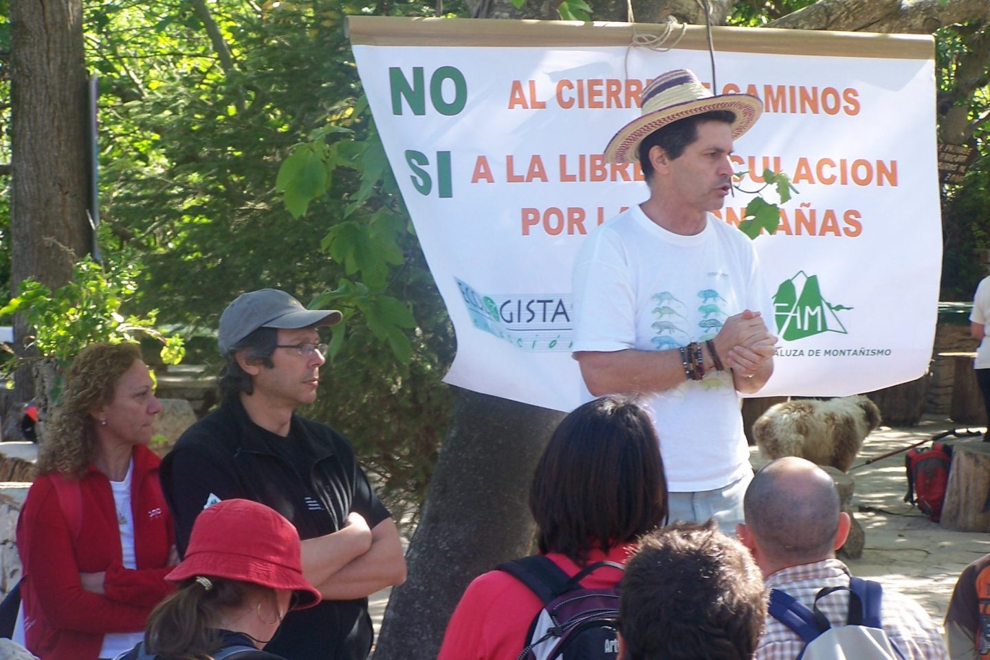 El activista medioambiental Juan Clavero, en una acción de protesta en defensa del uso público de las vías pecuarias.