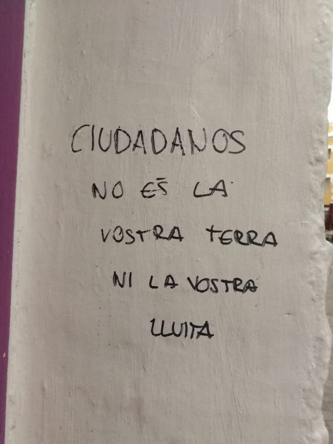 Una de las pintadas que ha aparecido en el negocio de los padres de Albert Rivera en referencia a Ciudadanos.