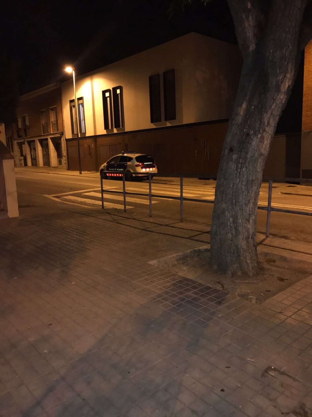 Un coche de los Mossos frente a la casa de Jordi Sànchez.