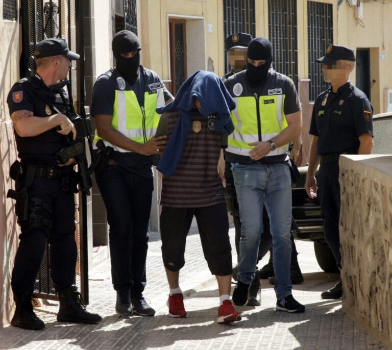 El presunto yihadista de Vitoria planeaba atentar en España con un coche y armas blancas
