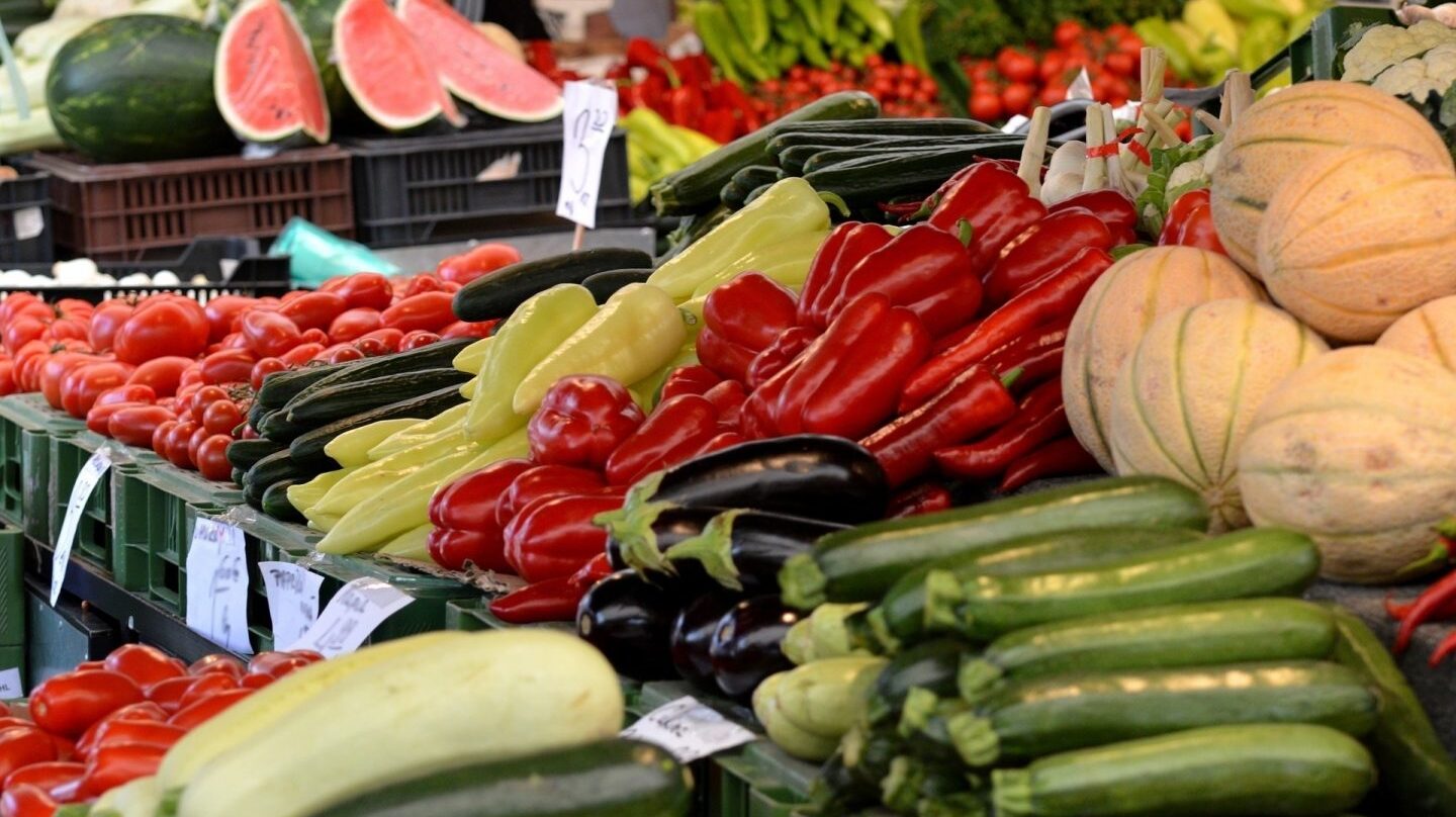 La fruta más consumida es la naranja.