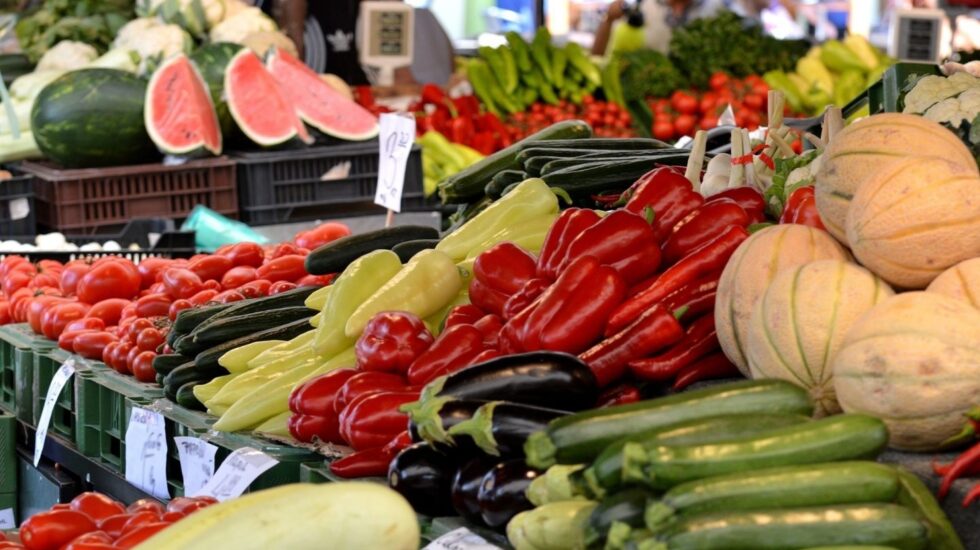 La fruta más consumida es la naranja.