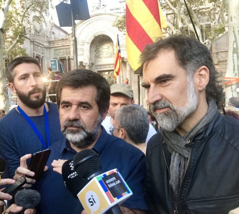 Òmnium y ANC llaman a "defender puntos de votación" desde las 17.00 horas