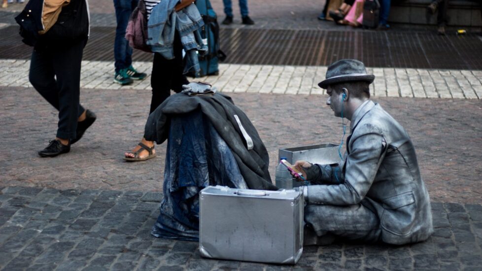 Un artista callejero descansando entre número y número.