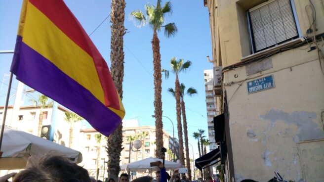 Una bandera republicana ondea frente a la calle de la División Azul.