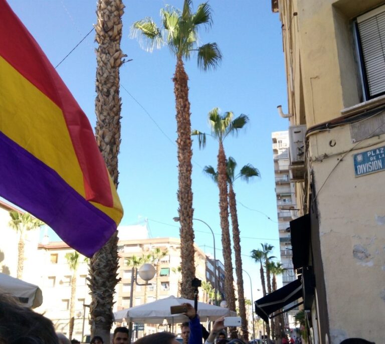 El juez dicta que no fue conforme a derecho que Cádiz izara bandera republicana