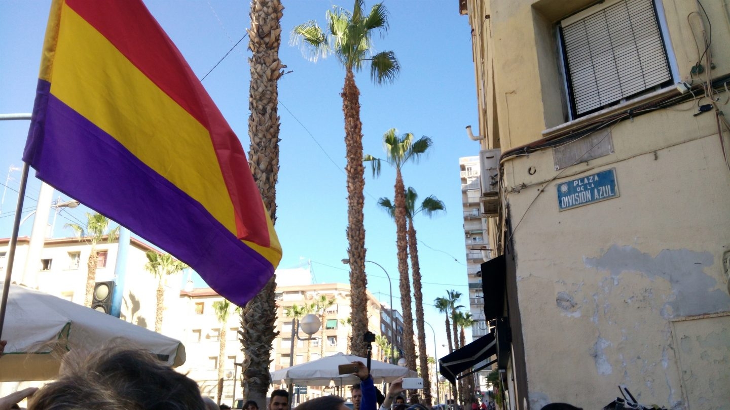 Una bandera republicana ondea frente a la calle de la División Azul.