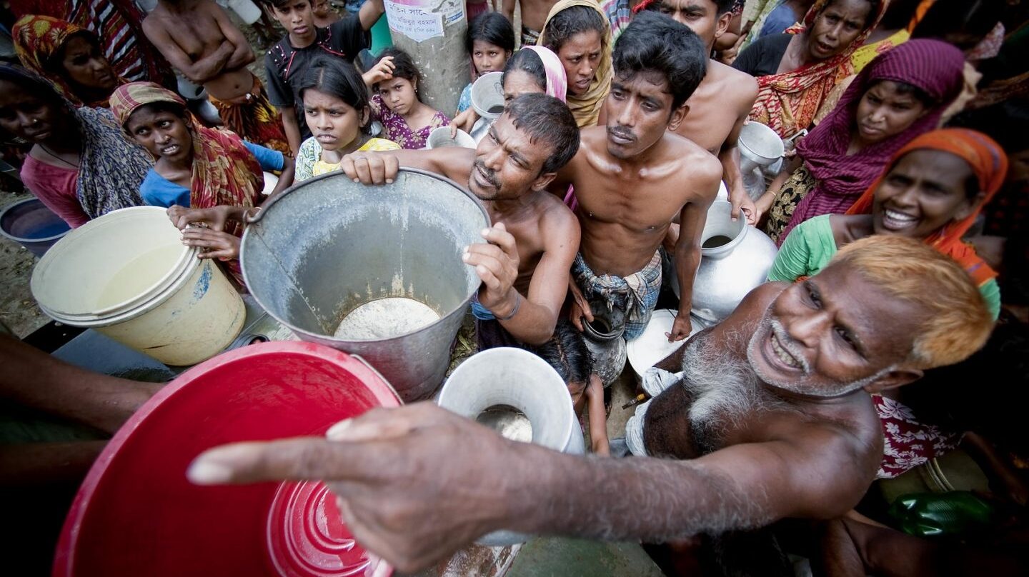 Los militares reparten agua fresca en Old Dhaka, Bangladesh