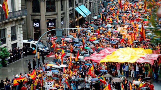 Cientos de catalanes, contra el Referéndum del 1-O Manifestación convocada por Movimiento Cívico de España y Catalanes, a su paso por la Jefatura Superior de Policía de Barcelona, el pasado 30 de septiembre.