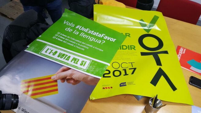 Los dos tipos de carteles pro referéndum 1-O intervenidos por la Guardia Civil.